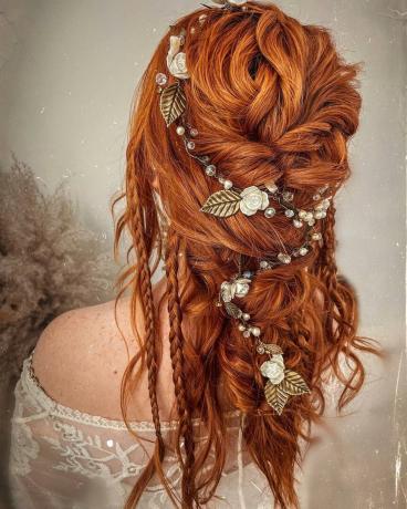 Plesové vlasy do polovice s vrkočmi a kvetmi 