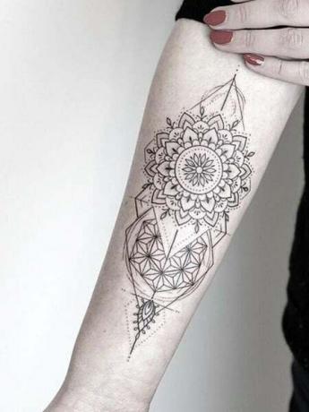 Tatuaggio Mandala geometrico