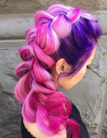 Rožiniai ir purpuriniai plaukai su šviesiais akcentais