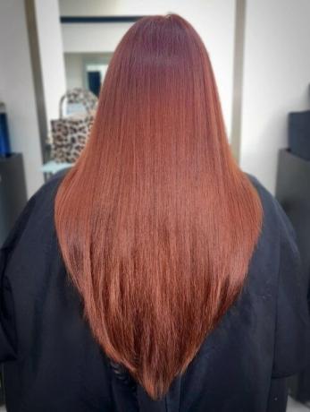Vrstvy strihu do V na dlhých červenohnedých vlasoch