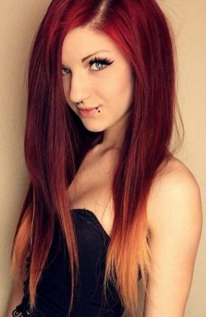 Suorat punaiset Ombre -hiukset