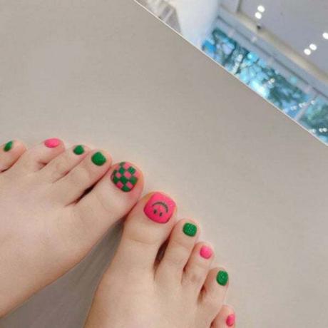 Trendy ružové a zelené nechty na nohách