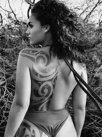 Plemenska tetovaža na hrbtu