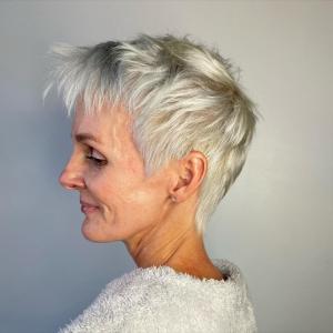 15 melhores cortes de cabelo Pixie para mulheres com mais de 60 anos (tendências para 2021)