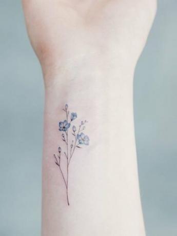 फूल कलाई टैटू 