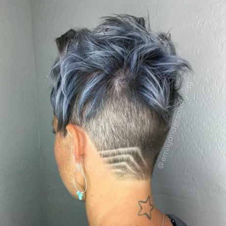 Krátke pastelovo modré vlasy s podrezaným chrbtom