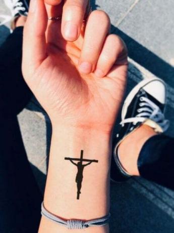 Paprasta Jėzaus kryžiaus tatuiruotė