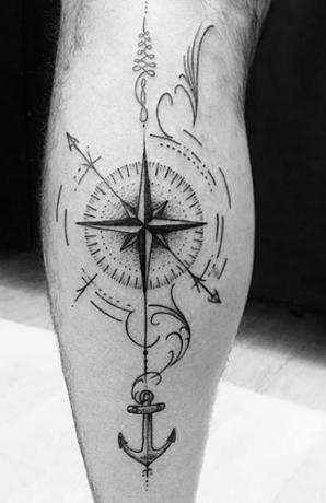 Tatuaż z kompasem na nogę