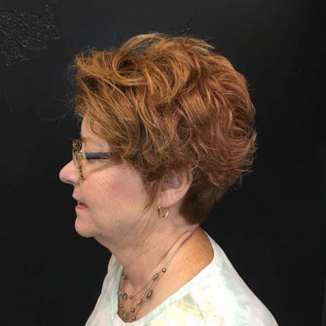 Krátke kučeravé vlasy pre staršie ženy po päťdesiatke s okuliarmi