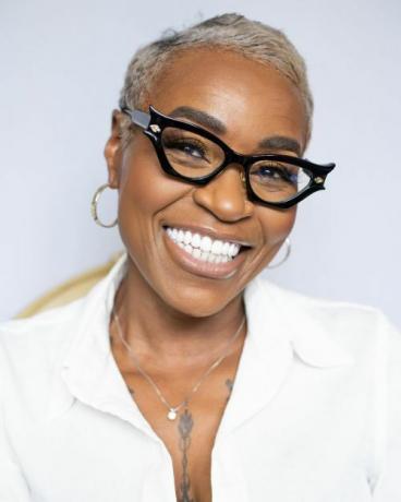 15 причесок для чернокожих женщин старше 50 с советами по уходу за черно-серыми волосами