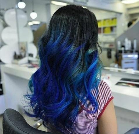 svart hår med elektriska blå ombrehöjdpunkter
