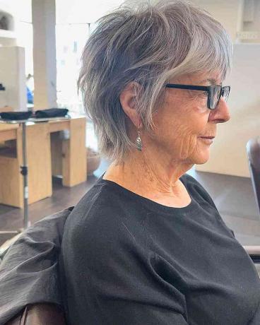 Pixie hosszúságú vékony haj bozontos, vékony rétegekkel 70 éves, szemüveges hölgyeknek