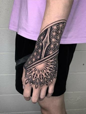Mandala tatuagem de mão para homens