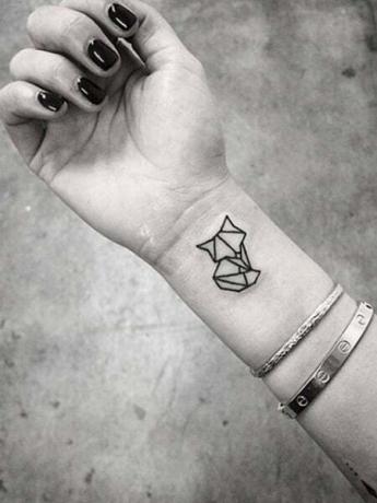 Liten geometrisk tatuering