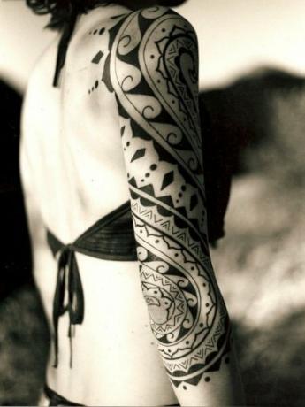 Tatuaj tribal cu mânecă