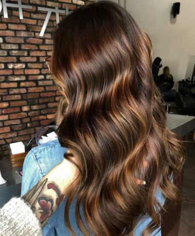 Elegantné lesklé hnedé vlasy s karamelovými odleskami