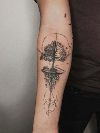 Geometrické tetovanie na strome