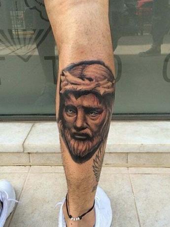 Tatuaż na nodze Jezusa