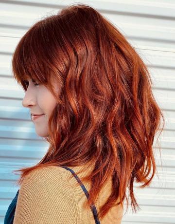 Naturalny czerwonawo-brązowy kolor włosów