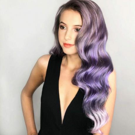 Graži žemyn Quinceanera šukuosena su purpurine plaukų spalva jaunesnėms moterims
