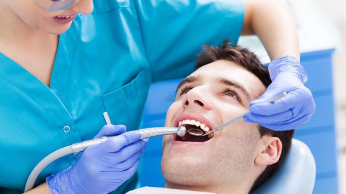 Visita ao dentista de branqueamento dentário