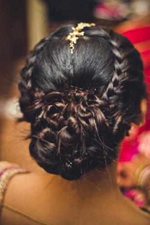 fryzura z niskim kokem na ślub w stylu indyjskim