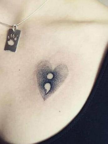 Tatuagem no peito com vírgula
