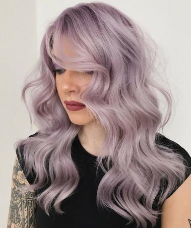 Lavendel-tonet platina blond frisyre
