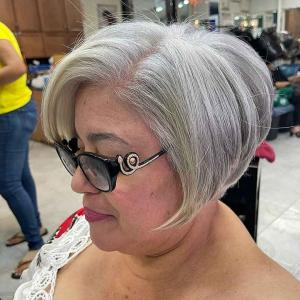 25 Potongan Rambut Wedge Bergaya untuk Wanita Di Atas 60