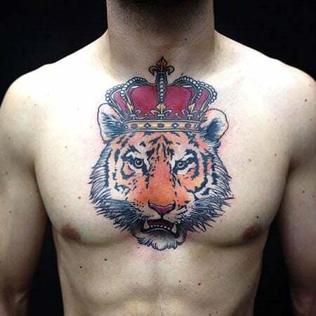 Tiger s tetovaním koruny