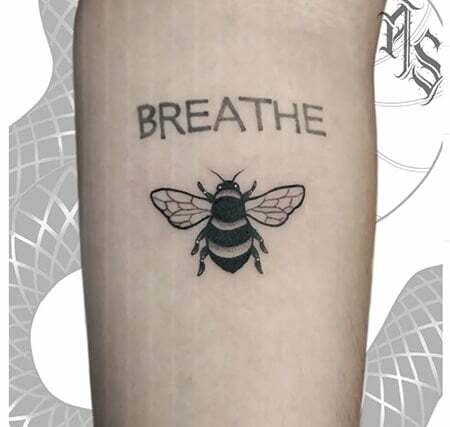 Tetovanie s citátom včiel