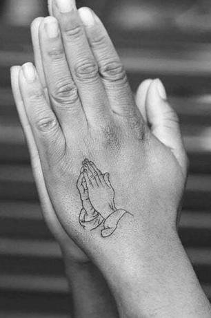 Modliace sa tetovanie na ruke