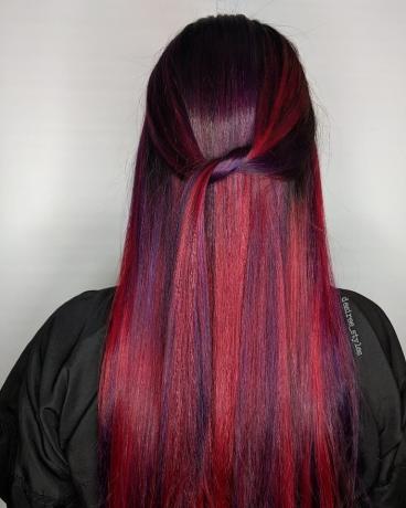 Păr roșu cu evidențieri violet