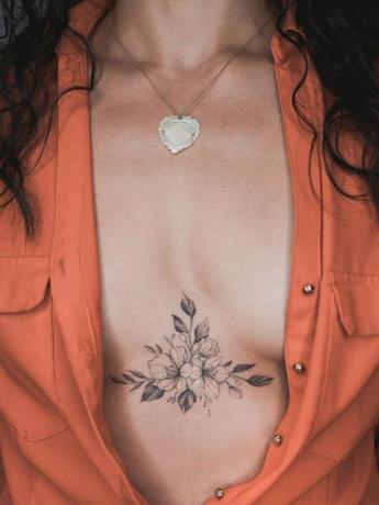 Virágos mellkasi tetoválás