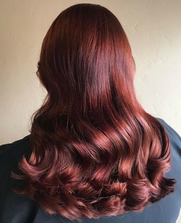 Темно-фиолетовые красные волосы