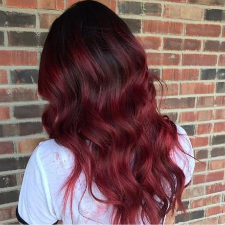 Κόκκινες κερασιές ανταύγειες σε σκούρα καστανά μαλλιά