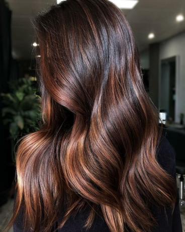 Ciemnoczekoladowe włosy z brązowymi pasemkami