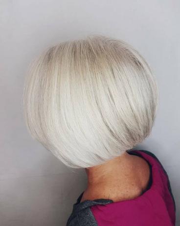Krátky zaoblený strih bobu pre ženy nad 60 rokov so sivými vlasmi