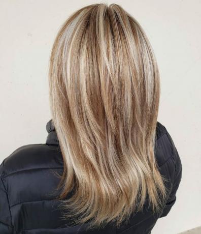 Karmelowe włosy z blond pasemkami