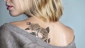 女性のための35の美しいバラのタトゥーのアイデア