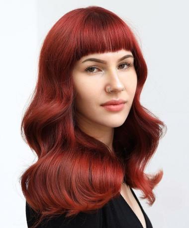 Výrazné medené červené vlasy s ofinou