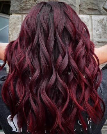 Tmavo burgundská červená farba vlasov