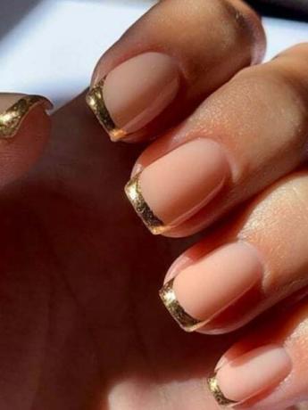Krátke akrylové nechty zlaté