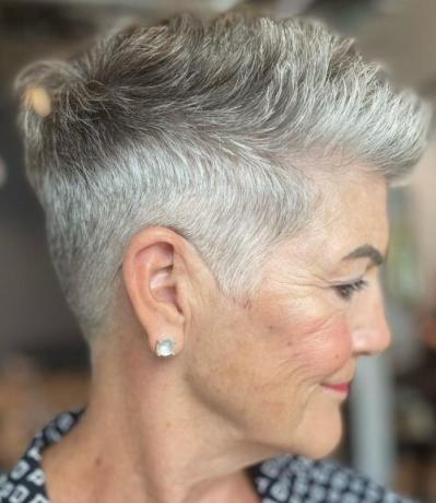 Nápad na krátke vlasy s nízkou údržbou pre staršie ženy
