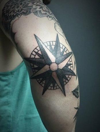 Tetovaža kompasa na laktu