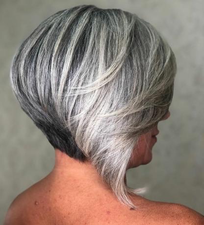 Peinado negro y blanco platino para mujeres mayores