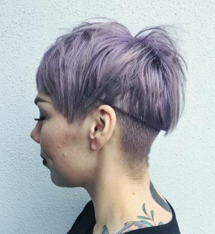pastelinė violetinė kirpimo šukuosena