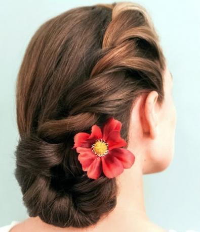 coque lateral com flor de cabelo