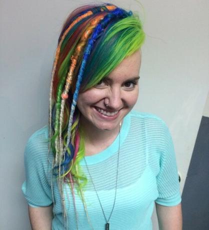 cabello arcoiris con rastas