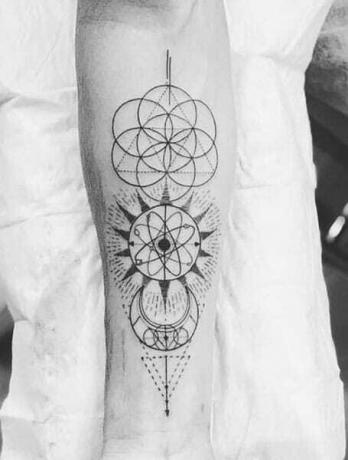 Geometrijska tetovaža sunca